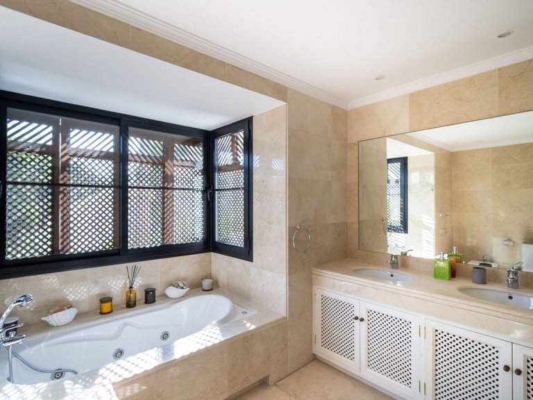 Villa for Sale in La Quinta, Malaga 10