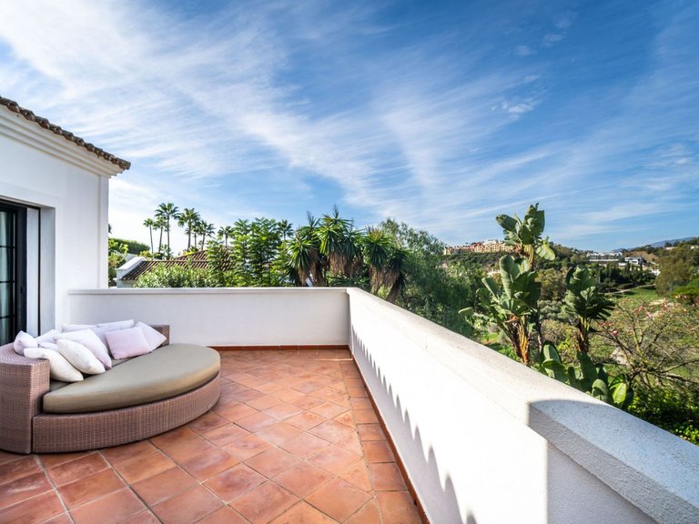 Villa for Sale in La Quinta, Malaga 11
