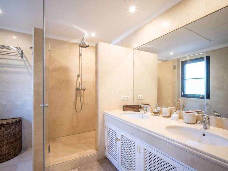 Villa for Sale in La Quinta, Malaga 13