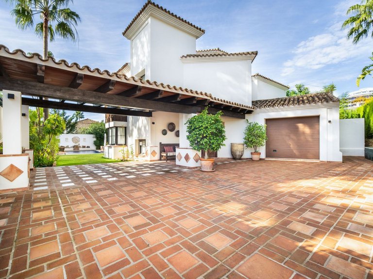 Villa for Sale in La Quinta, Malaga 16