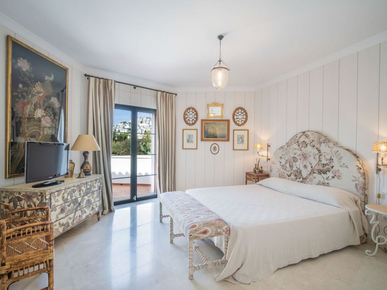 Villa for Sale in La Quinta, Malaga 9