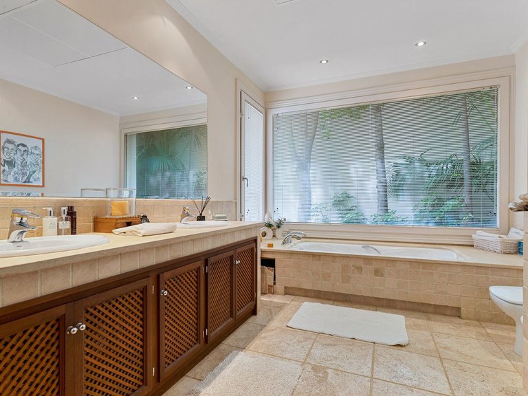 Villa for Sale in La Quinta, Malaga 20