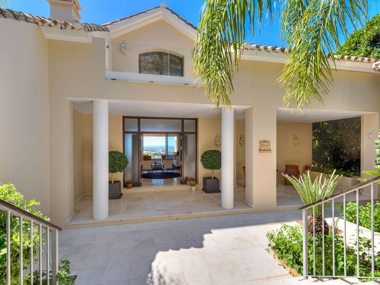 Villa for Sale in La Quinta, Malaga 3