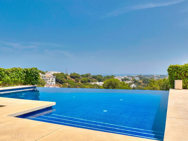 Villa for Sale in La Quinta, Malaga 9