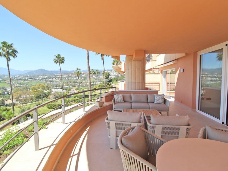Apartment for Sale in Nueva Andalucía, Malaga 17