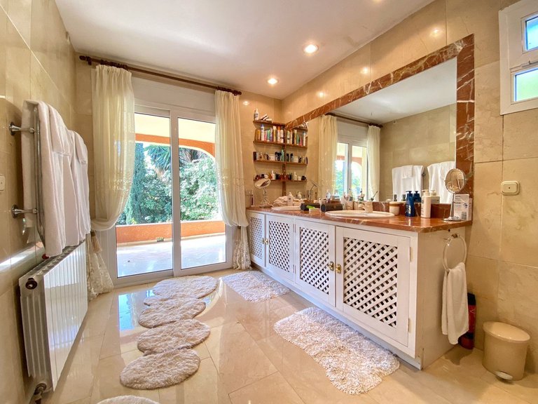 Villa for Sale in Nagüeles, Malaga 29