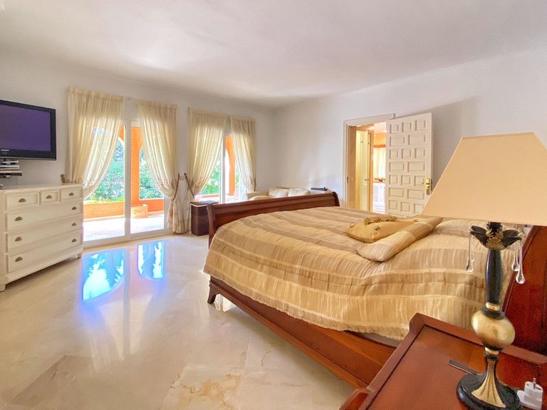 Villa for Sale in Nagüeles, Malaga 4