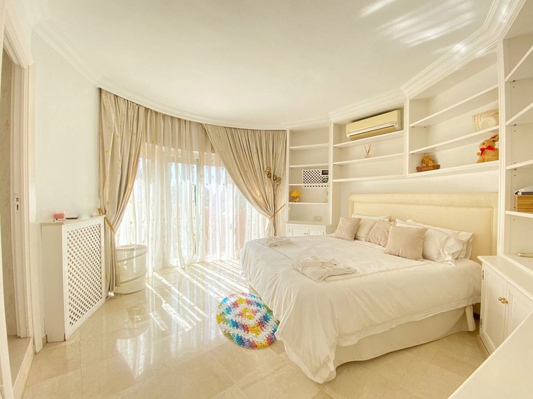 Villa for Sale in Nagüeles, Malaga 41
