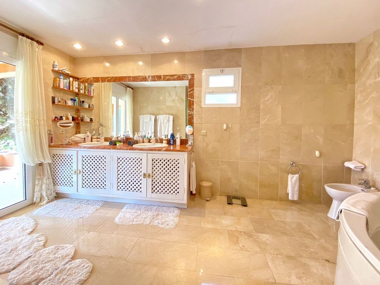 Villa for Sale in Nagüeles, Malaga 5