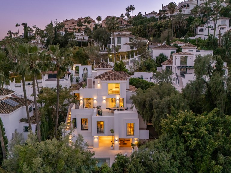 Villa for Sale in Nueva Andalucía, Malaga 2