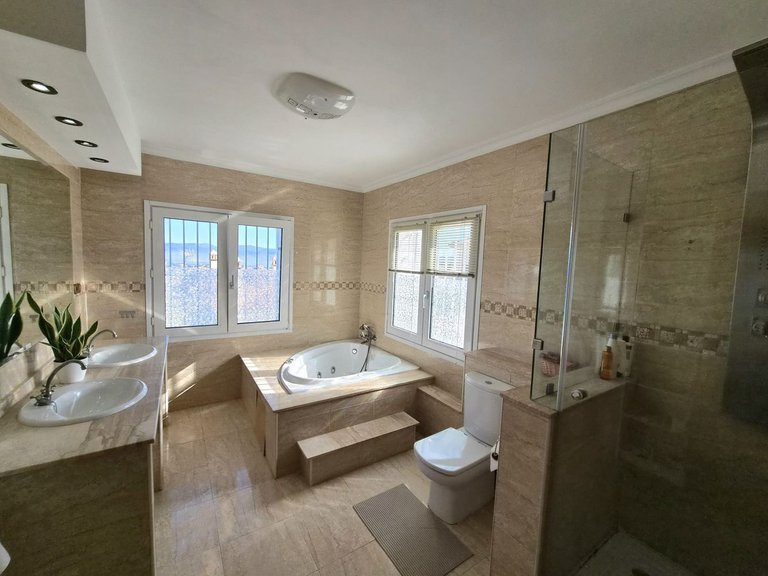 Villa for Sale in Alhaurín De La Torre, Malaga 36