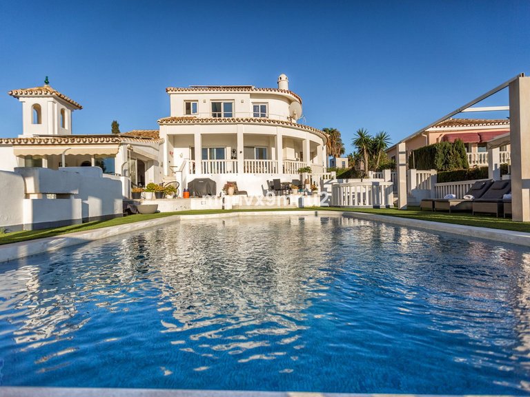 Villa for Sale in El Chaparral, Malaga 6