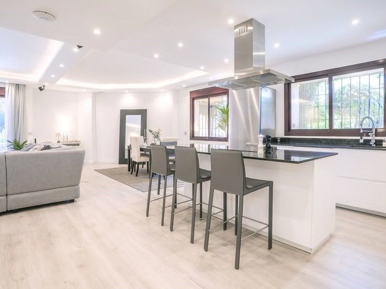 Villa for Sale in The Golden Mile, Malaga 3