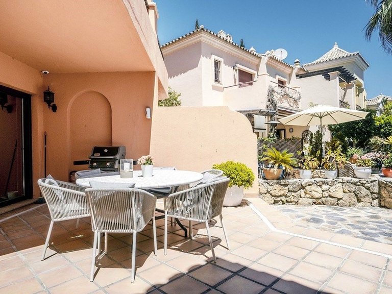 Villa for Sale in The Golden Mile, Malaga 6