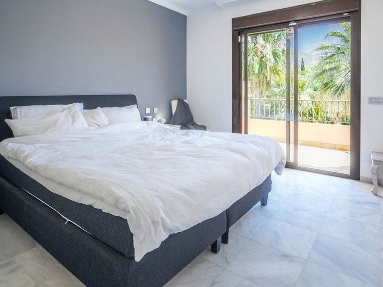 Villa for Sale in The Golden Mile, Malaga 9