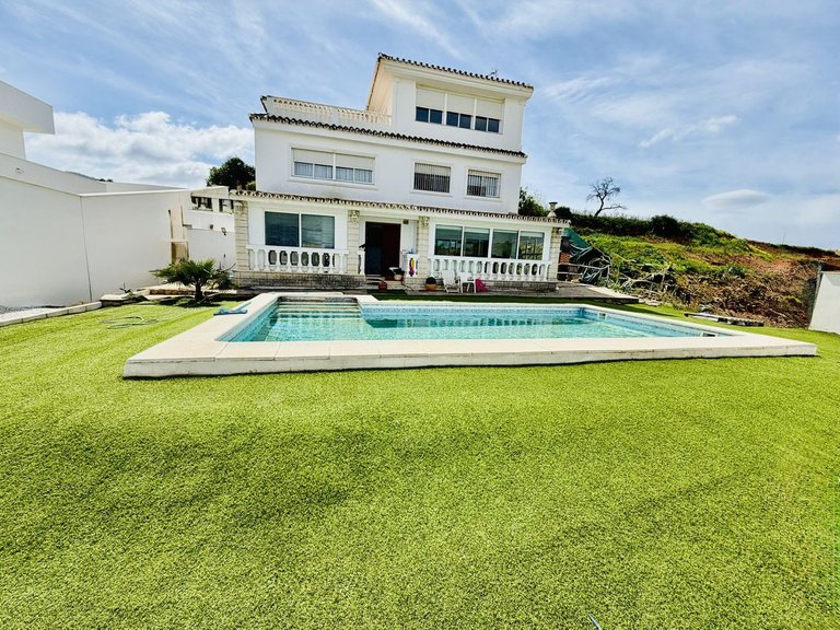Villa for Sale in Alhaurín De La Torre, Malaga 1