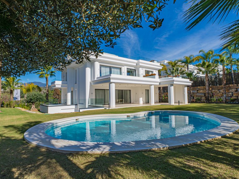 Villa for Sale in The Golden Mile, Malaga 1