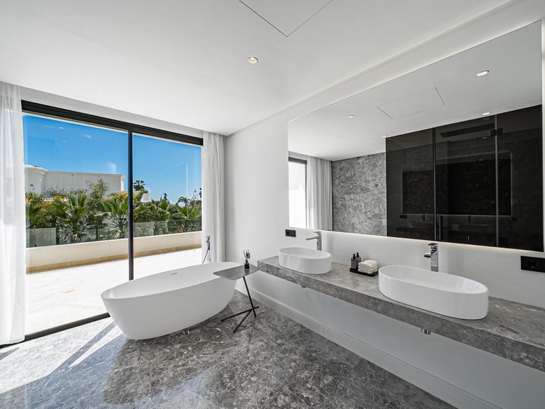 Villa for Sale in The Golden Mile, Malaga 14