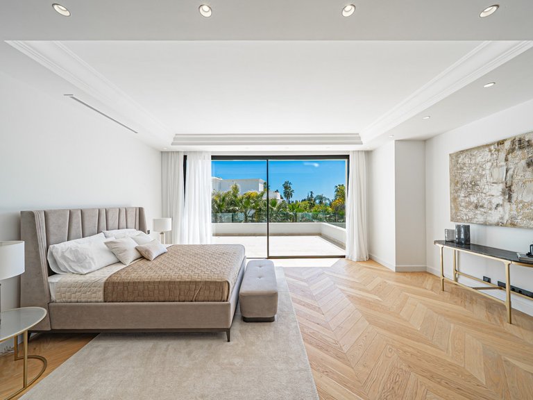 Villa for Sale in The Golden Mile, Malaga 15