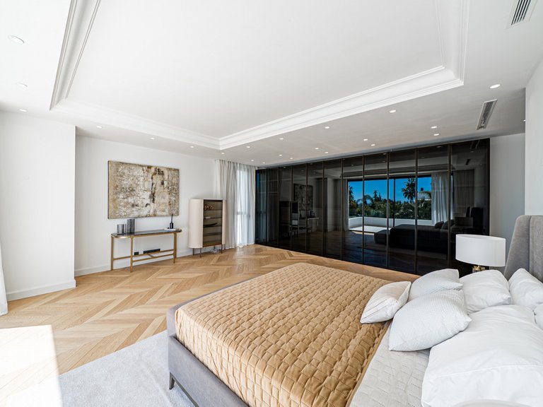 Villa for Sale in The Golden Mile, Malaga 16