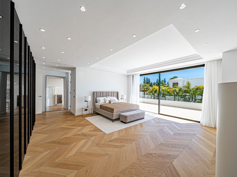 Villa for Sale in The Golden Mile, Malaga 17