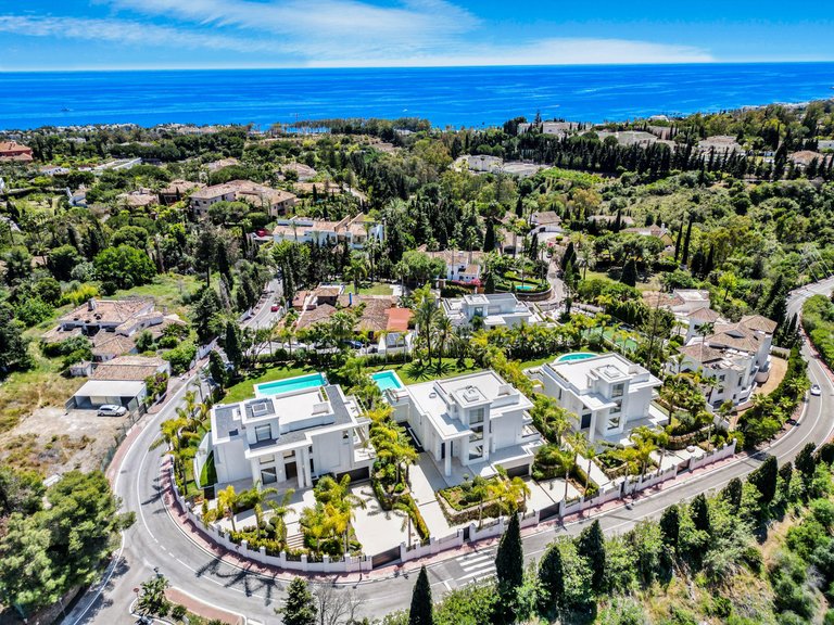 Villa for Sale in The Golden Mile, Malaga 2