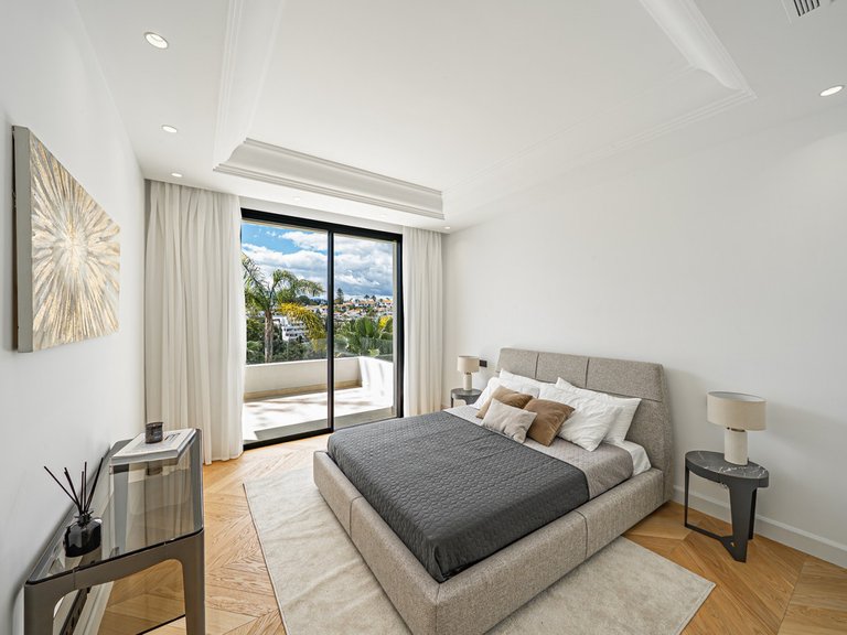 Villa for Sale in The Golden Mile, Malaga 26
