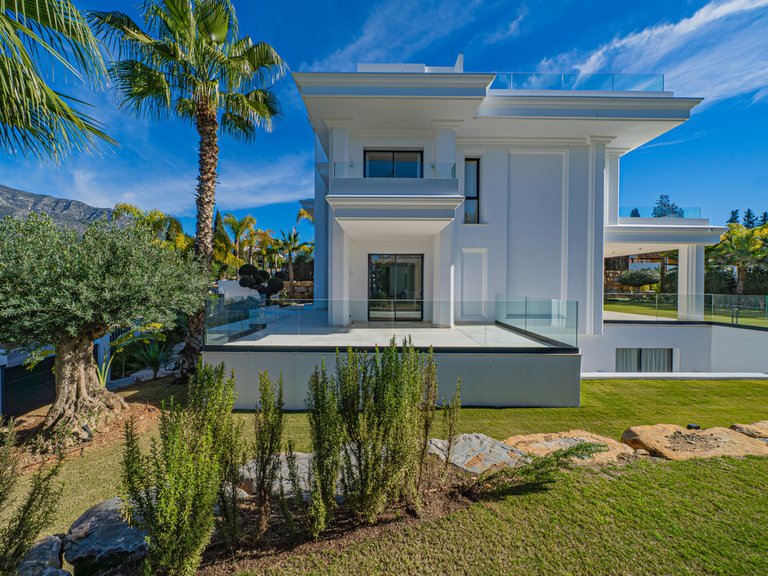 Villa for Sale in The Golden Mile, Malaga 50