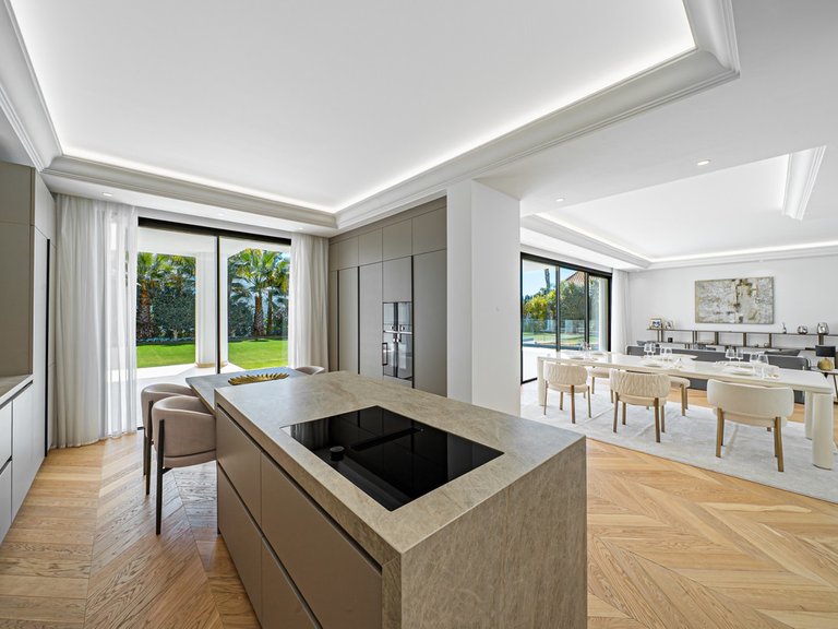 Villa for Sale in The Golden Mile, Malaga 6