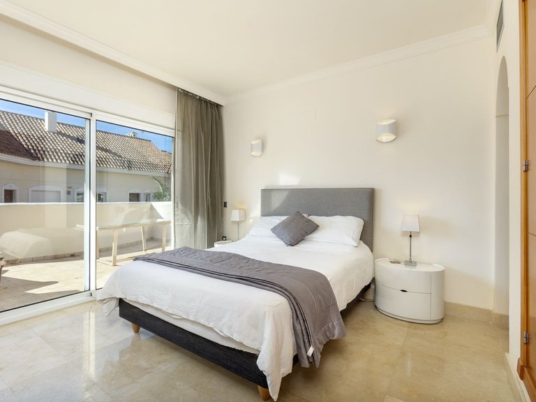 Apartment for Sale in Nueva Andalucía, Malaga 17