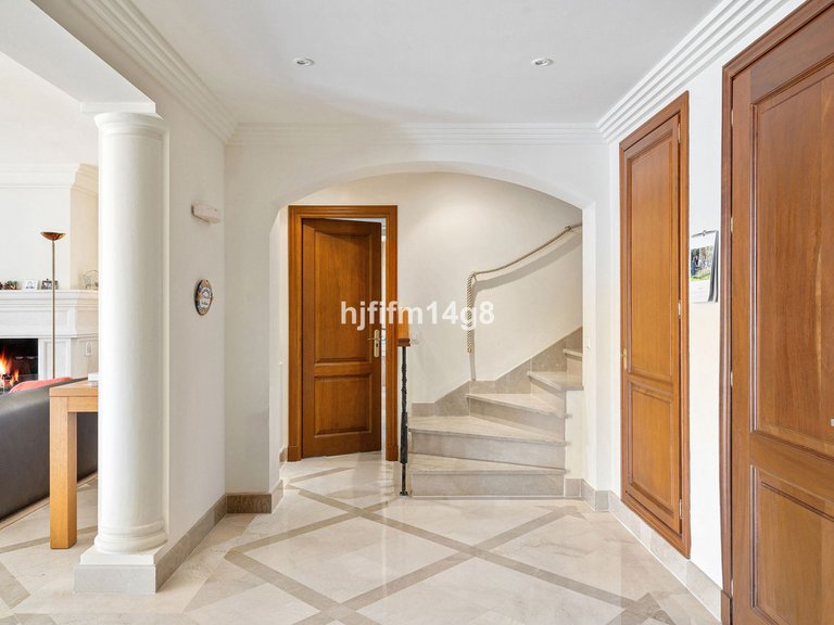 Apartment for Sale in Nueva Andalucía, Malaga 21