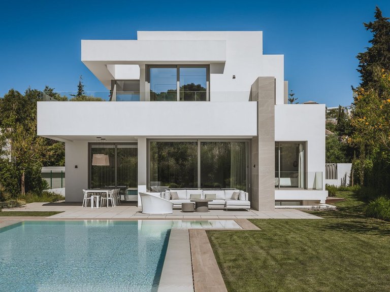Villa for Sale in Costa del Sol El Paraíso, Estepona, Malaga 1