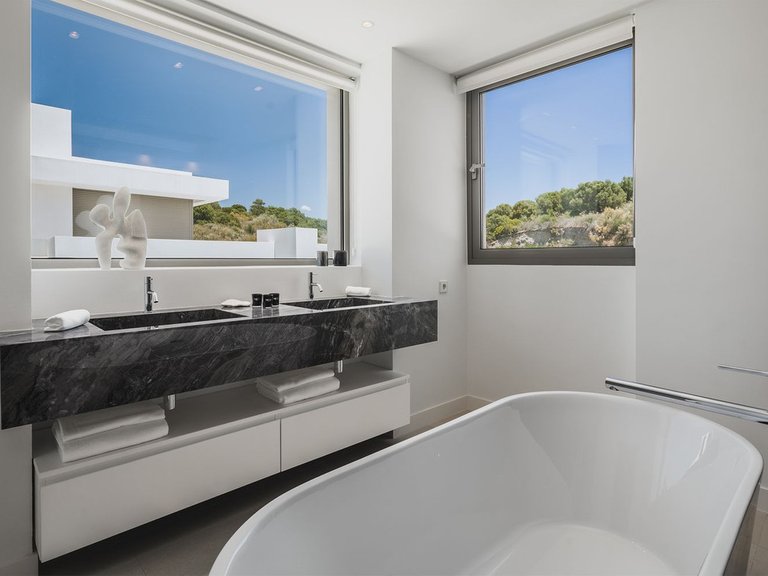 Villa for Sale in Costa del Sol El Paraíso, Estepona, Malaga 15
