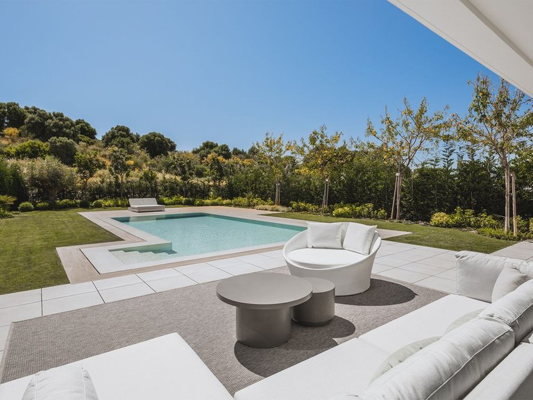 Villa for Sale in Costa del Sol El Paraíso, Estepona, Malaga 4