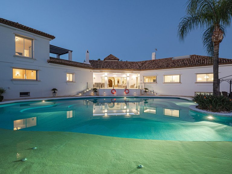 Villa for Sale in El Paraiso, Malaga 1