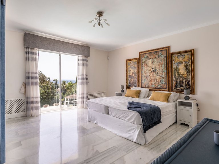 Villa for Sale in El Paraiso, Malaga 11