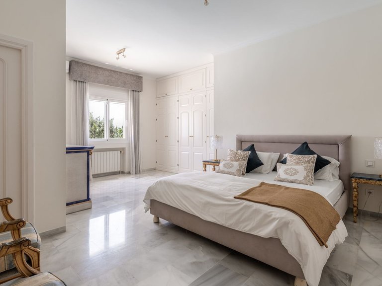 Villa for Sale in El Paraiso, Malaga 18