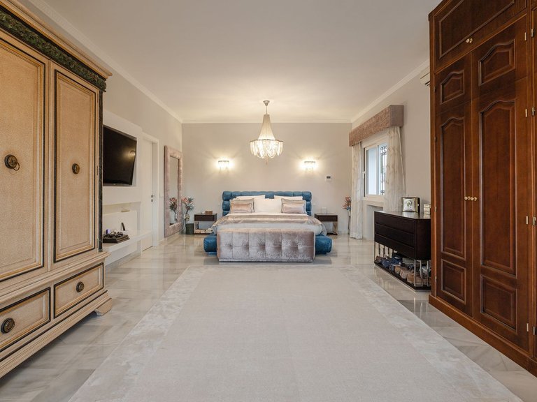 Villa for Sale in El Paraiso, Malaga 8