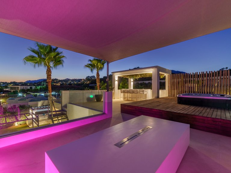 Villa for Sale in Nueva Andalucía, Malaga 28