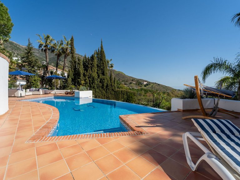 Villa for Sale in Valtocado, Malaga 10