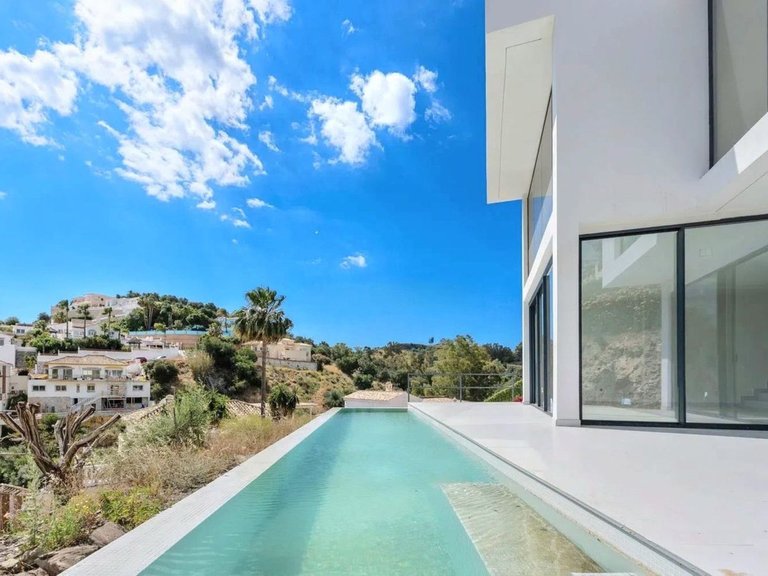 Villa for Sale in Cerros Del Aguila, Malaga 1