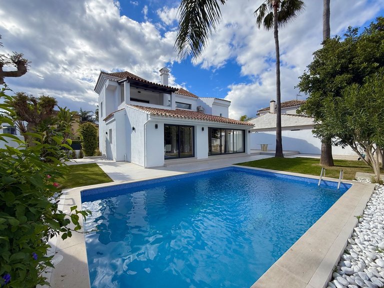 Villa for Sale in Nueva Andalucía, Malaga 1