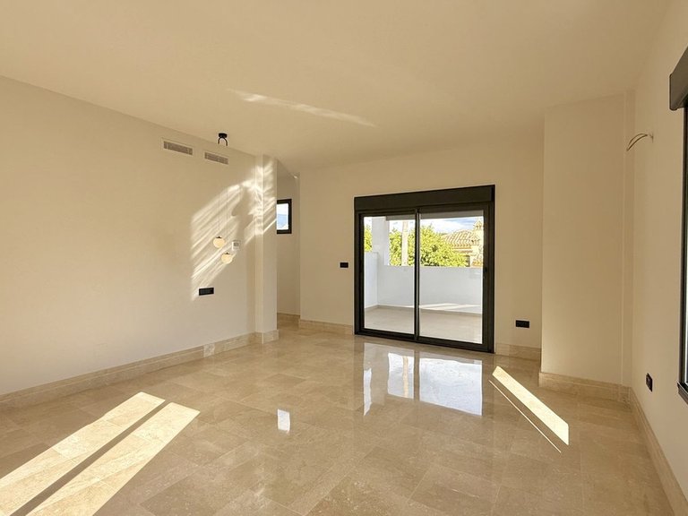 Villa for Sale in Nueva Andalucía, Malaga 22