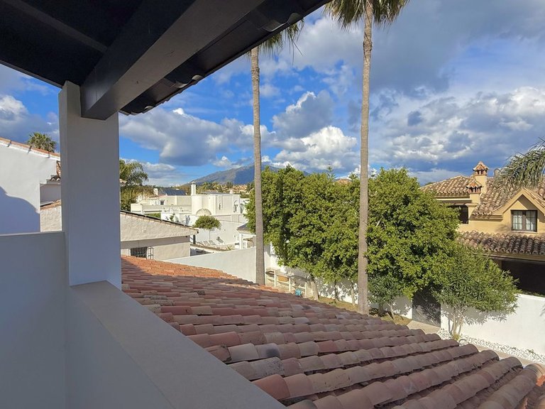 Villa for Sale in Nueva Andalucía, Malaga 28
