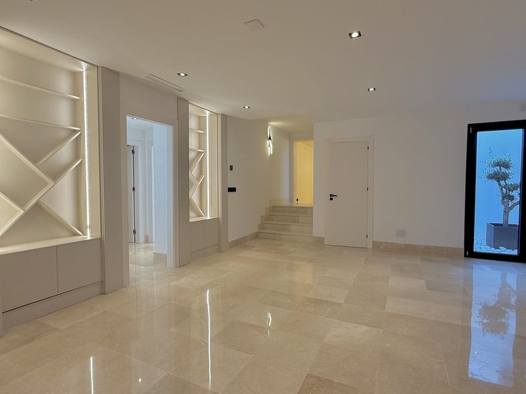 Villa for Sale in Nueva Andalucía, Malaga 30