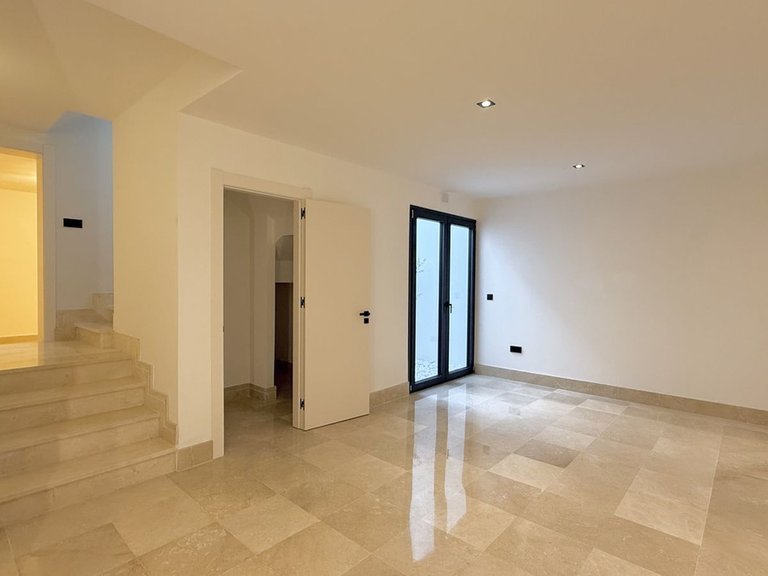 Villa for Sale in Nueva Andalucía, Malaga 31