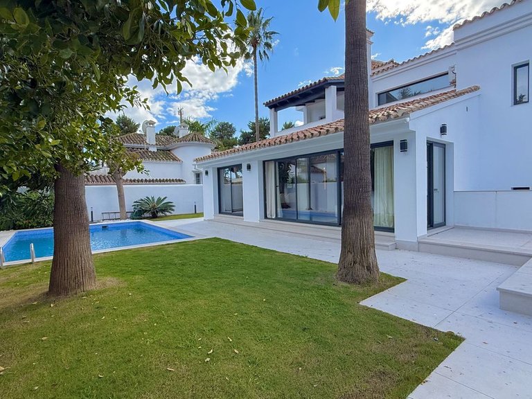 Villa for Sale in Nueva Andalucía, Malaga 39