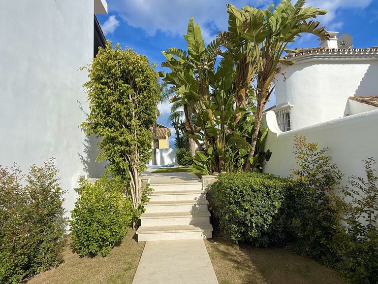 Villa for Sale in Nueva Andalucía, Malaga 46