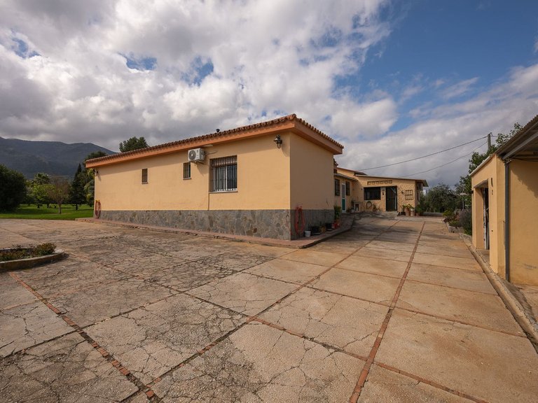 Villa for Sale in Alhaurín El Grande, Malaga 35