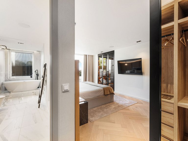 Town House for Sale in The Golden Mile, Malaga 21